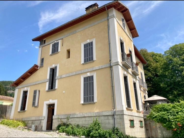 Dans Joli Village D'annot Annot