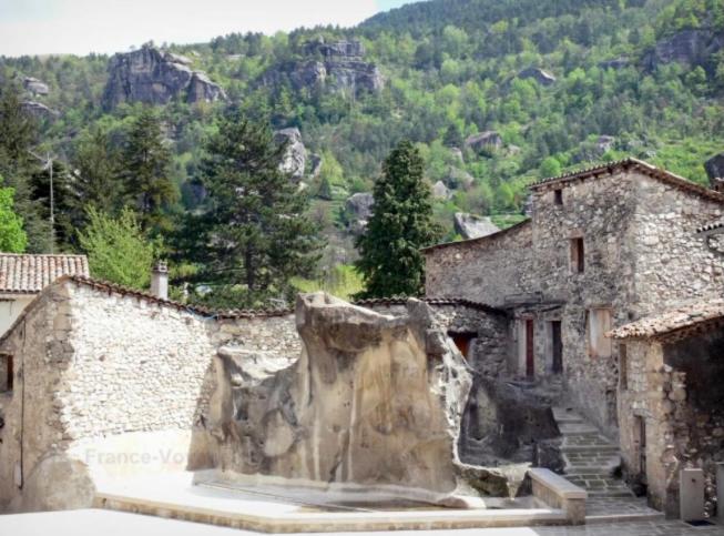 Dans Joli Village D'annot Annot